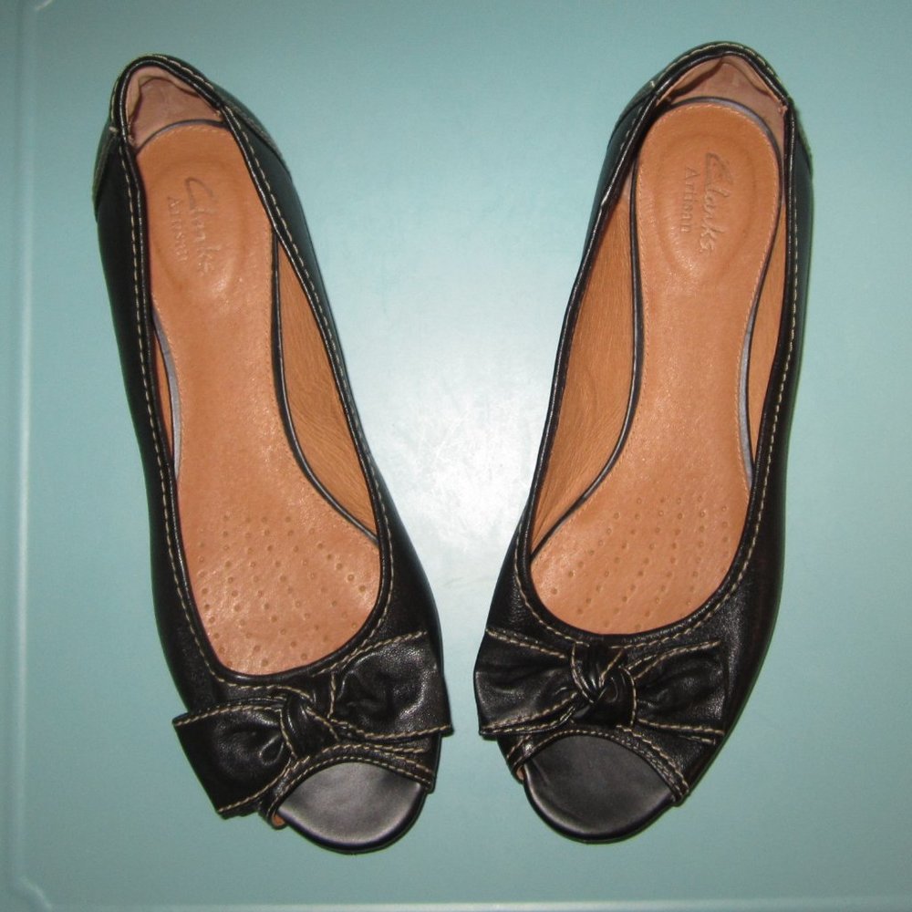 NWOT Woman's Size 9 Clarks Artisan Black Leather Peep Toe W/Bows Ballet